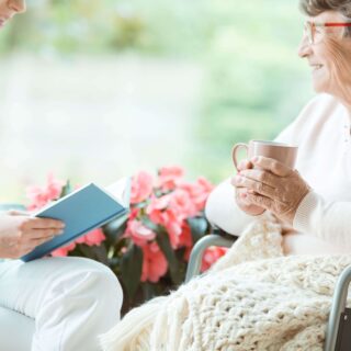 Vorlesen für glückliche ältere Frauen