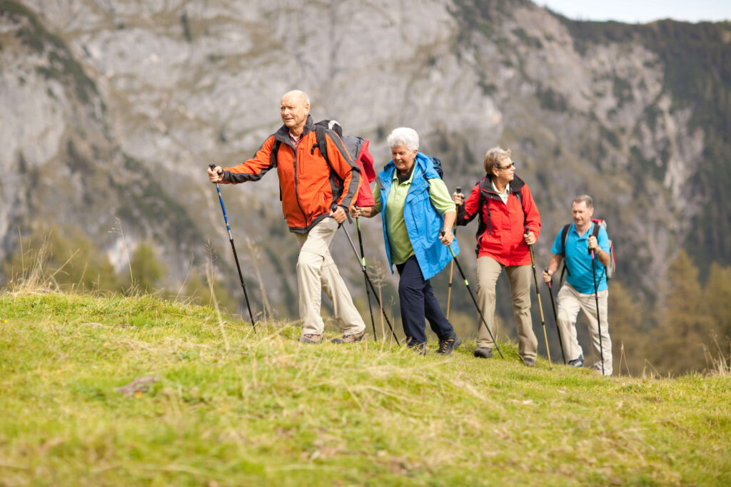 Ältere Menschen wandern